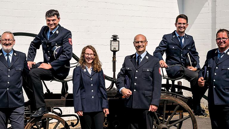 Führungsriege der Freiwilligen Feuerwehr Ebenhausen       -  Die Führungsriege der Freiwilligen Feuerwehr Ebenhausen (von links): Kassier Steffen Borst, 2. Kommandant Bastian Lutz, Schriftführerin Ariane Meißner, Vorsitzender Fabian Wahler, 1. Kommandant Tobias Keßler und 2. Vorsitzender Wolfgang Kuhn. Claudia Eckert