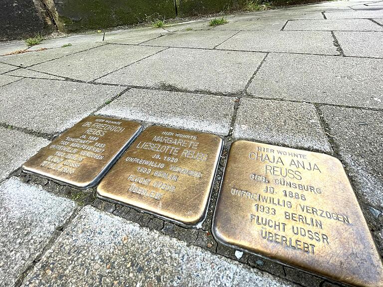 Die Ermordung ist keine Voraussetzung für die Verlegung. Auch wer die Verfolgung überlebte, kann einen Stolperstein bekommen, wie diese Gedenktafeln am Marienplatz in Bamberg zeigen.