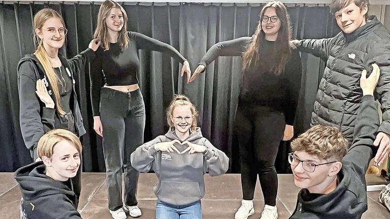 Die Mitglieder der Theatergruppe Kompass (mitten in den Proben) freuen sich über eine großzügige Spende.       -  Die Mitglieder der Theatergruppe Kompass (mitten in den Proben) freuen sich über eine großzügige Spende.