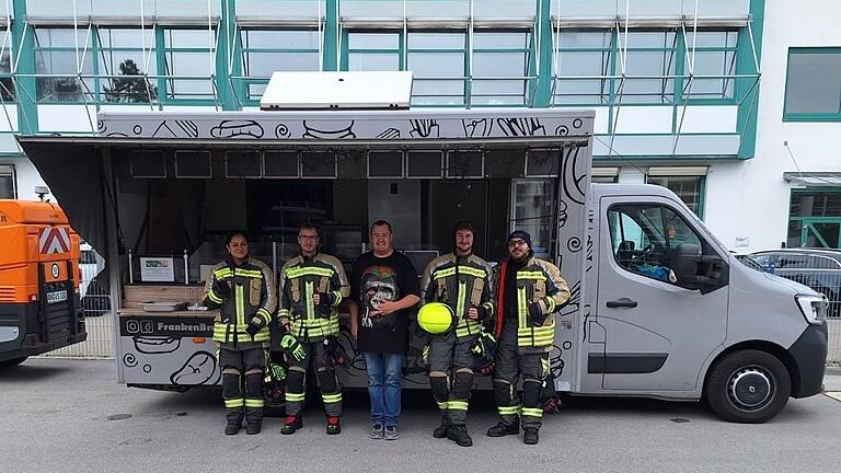 Das Auto des „Frankenbruzzlers“ vor der Feuerwehr in Günzburg.