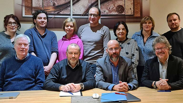Die Vorstandsmitglieder der BLLV-Kreisverbände Würzburg-Land und Ochsenfurt: Peggy Seeburg (von links), Norbert Rahner, Simon Göbel, Bärbel Panzner, Thomas Cimander, Ferdinand Kaiser, Christoph-Rupert Schneider, Ute Wolfrum-Forstner, Kerstin Schobert, Helmut Schmid (ULLV-Vorsitzender) und Daniel Soldaczuk. Die Vorstandsmitglieder der BLLV-Kreisverbände Würzburg-Land und Ochsenfurt: Peggy Seeburg (von links), Norbert Rahner, Simon Göbel, Bärbel Panzner, Thomas Cimander, Ferdinand Kaiser, Christoph-Rupert Schneider, Ute Wolfrum-Forstner, Kerstin Schobert, Helmut Schmid (ULLV-Vorsitzender) und Daniel Soldaczuk.