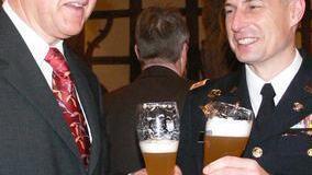 Weißbier-Freunde: Stadtrat
Mathias Ritzmann mit - Weißbier-Freunde: Stadtrat
Mathias Ritzmann mit
US-Standort-Kommandeur Anthony Haager. Weißbier-Freunde: Stadtrat
Mathias Ritzmann mit - Weißbier-Freunde: Stadtrat
Mathias Ritzmann mit
US-Standort-Kommandeur Anthony Haager.