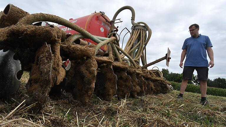 Landwirt Johannes Menth aus Rittershausen schätzt Gülle als Naturdünger. Gezackte Scheiben am Anbau des Güllefahrzeugs sorgen dafür, dass die Exkremente sofort flach in den Boden eingearbeitet werden und kaum Geruch verbreiten können.