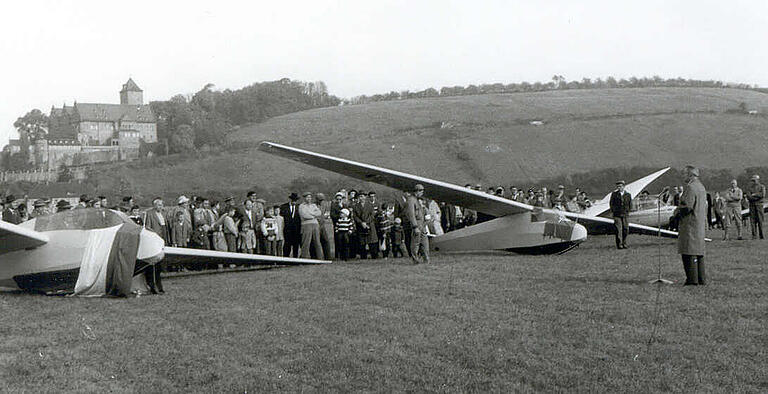 Ein Bild aus den Anfängen des Aero-Clubs aus dem Jahr 1954 vor der Kulisse von Schloss Mainberg.