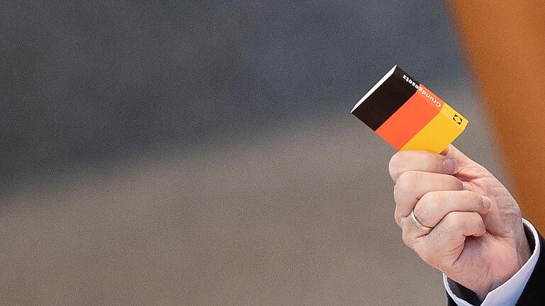 Im Grundgesetz steht in Artikel 5, Absatz 3: 'Kunst und Wissenschaft, Forschung und Lehre sind frei. Die Freiheit der Lehre entbindet nicht von der Treue zur Verfassung.' Im Grundgesetz steht in Artikel 5, Absatz 3: 'Kunst und Wissenschaft, Forschung und Lehre sind frei. Die Freiheit der Lehre entbindet nicht von der Treue zur Verfassung.'