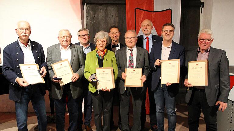 Mit dem Stadtwappen und der Bürgermedaille in Bronze zeichnete die Stadt Gerolzhofen (vorne von links) Peter Popp, Longin Mößlein, Evamaria Bräuer, Horst Brand, Christoph Simon und Konrad Haub aus. Mit im Bild sind die Ehrenden (hinten von links) Markus Reuß (Dritter Bürgermeister), Bürgermeister Thorsten Wozniak und Erich Servatius (Zweiter Bürgermeister).