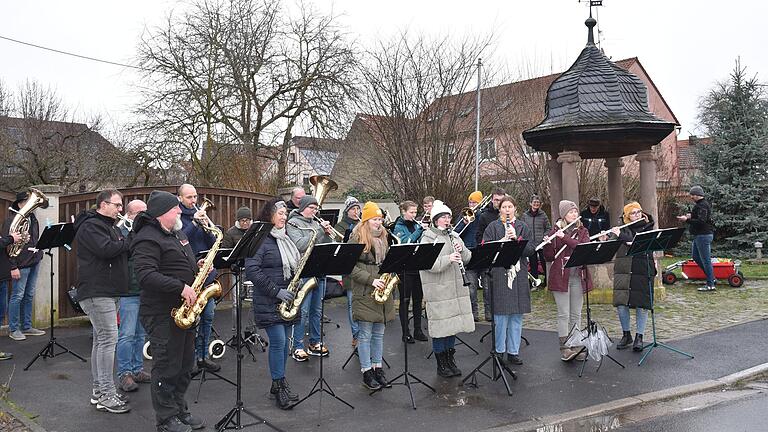 Silvesterblasen in der Ortsmitte am Dorfbrunnen mit Christbaum.