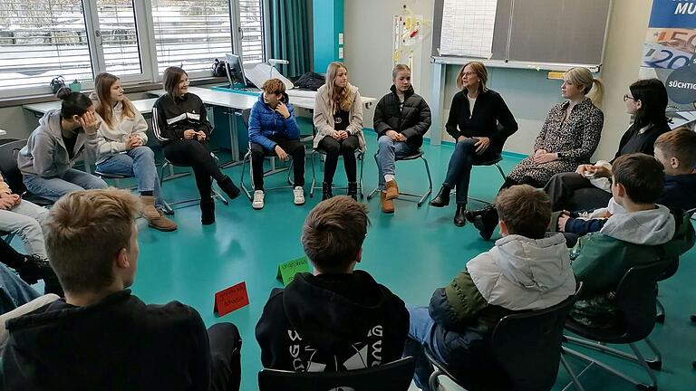 Schülergruppe im Parcoursteil des Gesundheitsamtes.