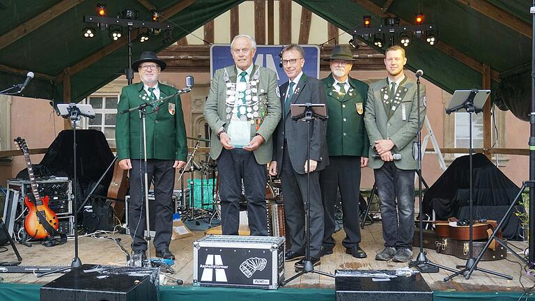 Auf dem Foto von links: 2. Gauschützenmeister Otto Iff, Bezirksschützenkönig Theo Ankenbrand, Bezirksschützenmeister Mathias Dörrie, 1. Gauschützenmeister Norbert Mahr, 1. Vorsitzender SV Unfinden Daniel Gießel.