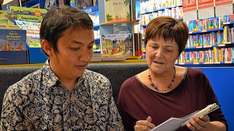 Nachhilfe für die Veranstaltung: Elisabeth Stein-Salomon von der Buchhandlung Knodt lässt sich von Aulia Arif Iskender vortragen, wie indonesische Namen und Orte korrekt ausgesprochen werden.