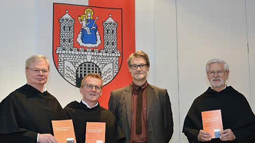 Pater Alfons Tony (von links), Bruder Peter Reinl, Christof Müller M.A. und Pater Wilfried Balling bei der Überreichung des Buches 'Von Menschenwerk und Gottesmacht - Der Streit um die Gnade im Laufe der Jahrhunderte'.  Foto: Björn Hein       -  Pater Alfons Tony (von links), Bruder Peter Reinl, Christof Müller M.A. und Pater Wilfried Balling bei der Überreichung des Buches 'Von Menschenwerk und Gottesmacht - Der Streit um die Gnade im Laufe der Jahrhunderte'.  Foto: Björn Hein