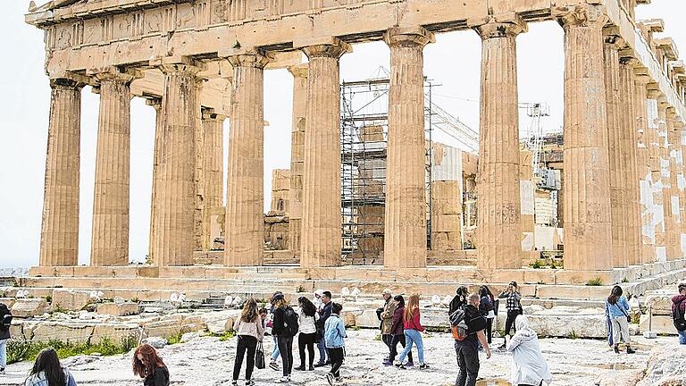 Athen - Akropolis       -  Touristen auf der Akropolis im griechischen Athen: Das Rettungsprogramm für das Land läuft am Montag aus. Dann kehrt Griechenland wieder ohne Hilfen an den Finanzmarkt zurück.