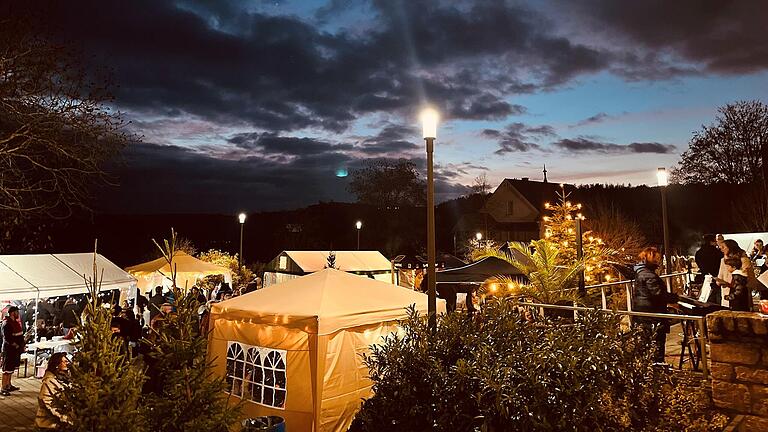 Stimmungsvoll geht es auf dem Adventsmarkt in Grünsfeld zu. Stimmungsvoll geht es auf dem Adventsmarkt in Grünsfeld zu.