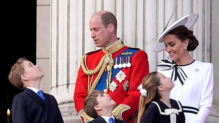 468054301 (1).jpg       -  Prinzessin Kate zeigte sich nach langer Auszeit bei 'Trooping the Colour 2024'. Eine Lippenleserin will erkannt haben, was Prinz George seiner Mutter zugeflüstert hat.