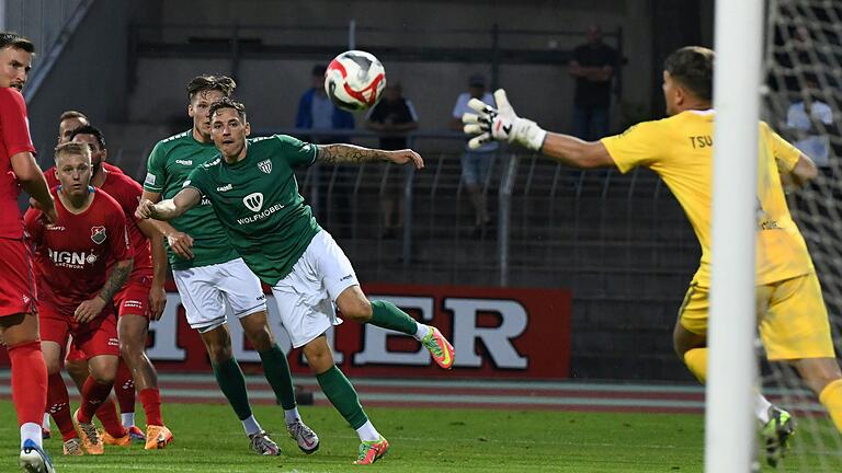 Das Tor zum 2:1-Endstand: Mit zwei Treffern hatte Martin Thomann (Mitte) großen Anteil am Schweinfurter Pokal-Erfolg über den TSV Aubstadt, dessen Torhüter Max Böhnke hier chancenlos ist.