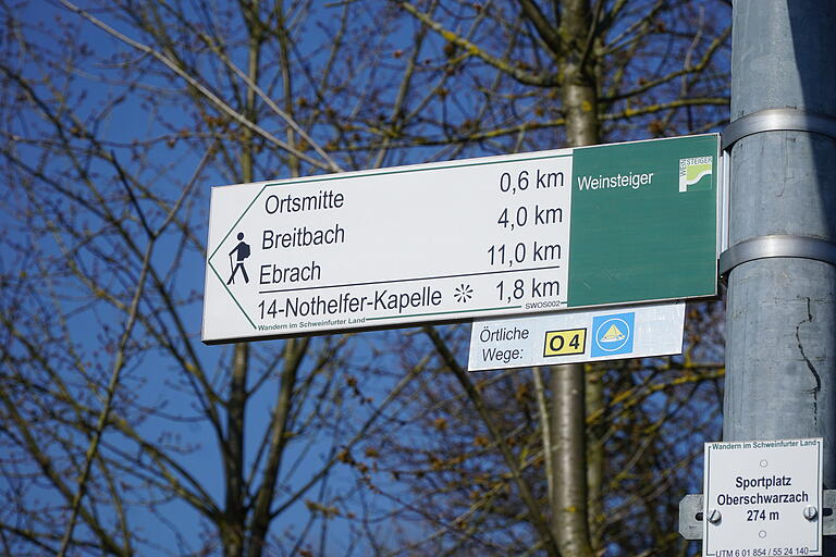 Auch beim Sebastianihaus weist die neue Beschilderung auf den neuen Wanderweg ums Hörnle hin. In diesem Fall ist es das Logo der 14-Nothelfer-Kappelle in einem Kreis Auch beim Sebastianihaus weist die neue Beschilderung auf den neuen Wanderweg ums Hörnle hin. In diesem Fall ist es das Logo der 14-Nothelfer-Kappelle in einem Kreis