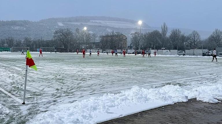 Der TSV Erlabrunn hat am Freitagabend trotz vorheriger und anhaltender Schneefälle das Nachholspiel gegen den SV Waldbrunn in der Kreisklasse 4 auf seinem Kunstrasenplatz ausgetragen. Zuvor hatten die Erlabrunner zwei Stunden lang ihren Platz geräumt.