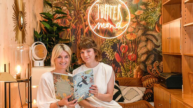 Verlagsgründerin Susanne Götz-Schneck (links) und Mitarbeiterin Elena Schäfer sitzen im Büro des Jupitermond Verlags. 'Das wunderbarste Wesen der Welt' ist für den Deutschen Kinderbuchpreis nominiert.