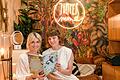Verlagsgründerin Susanne Götz-Schneck (links) und Mitarbeiterin Elena Schäfer sitzen im Büro des Jupitermond Verlags. 'Das wunderbarste Wesen der Welt' ist für den Deutschen Kinderbuchpreis nominiert.