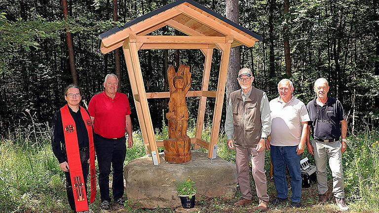 Freude über das neue Kunstwerk haben (von links): Pfarrer Gregor Sauer, Bürgermeister Jürgen Hennemann, Eberhard Ponader, Waldreferent im Stadtrat Werner Riegel und Wolfgang Gnannt.