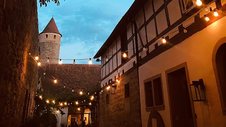 Direkt an der Iphöfer Stadtmauer liegt das Weingut Ilmbacher Hof von Andrea und Thomas Fröhlich.