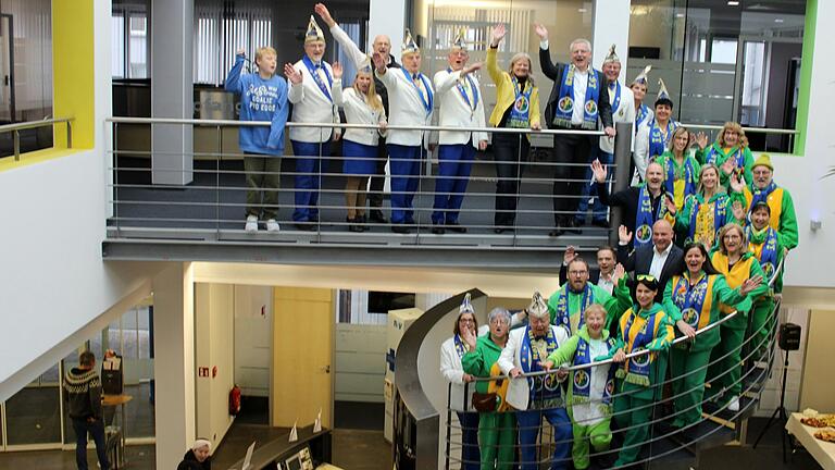 Fastnachtseröffnung in der Schalterhalle der Geschäftsstelle der Volksbank eG Neckar Odenwald Main-Tauber. Rechts im Bild Erster Vorsitzende der Bischemer Kröten, Michael Noe, Sitzungspräsident Rüdiger Bilz, Bürgermeisterin Anette Schmidt und Michael Schneider der Vorstandsvorsitzende der Volksbank eG Neckar Odenwald Main Tauber.