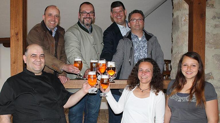 Wünschten der neuen Chefin der Centstube gutes Gelingen: (von links) Koch Mike Kutzner, Axel Kochinki von der Brauerei Streck, Bürgermeister Martin Link sowie Matthias Leyh und Außendienstmitarbeiter Gino Finotto vom Lebensmittel Großhandel Leyh stießen am Dienstag mit Sybille Hofmann (rechts Tochter Lara) an.