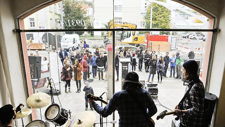 Kurioses Konzert in der Frankfurter Straße bei den Zellerauer Kulturtagen: Die Band spielt im Schaufenster einer Polsterwerkstatt.