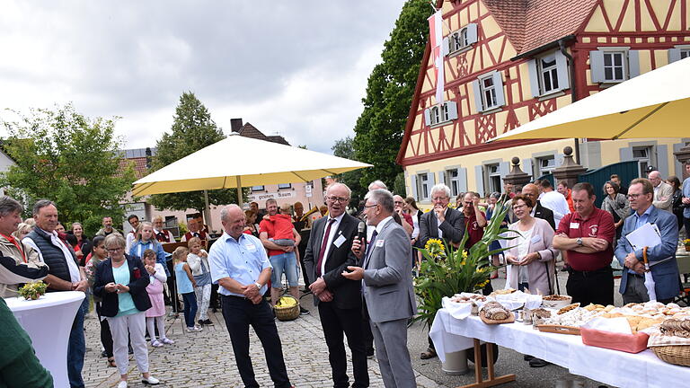 Hellmitzheim hat Zukunft  Die Hellmitzheimer Dorfgemeinschaft präsentiert der Bundesbewertungskommission für den 26. Bundeswettbewerb 'Unser Dorf hat Zukunft' ihren Ort. Drei Stunden lang nahmen Experten den Iphöfer Stadtteil genau unter die Lupe. Vorbei an beispielhaft sanierten Höfen führte die vom Stadtteilreferenten Ludwig Weigand angeführte Tour, weiter zum Baugebiet, zum großen Swimmingpool, vorbei an viel Grün, neu gestalteten Dorfstraßen, Firmen mit besonderen Produkten wie Uhrenkuppeln oder Wasserwänden alles 'made in Hellmitzheim', umgenutzten Gebäuden, die jetzt der Allgemeinheit dienen, und natürlich zum Flatterhaus. Vorgestellt wurden unter anderem die Maschinengemeinschaft, das Scheunenkonzept, das auf die Innen- statt auf die Außenentwicklung setzt, oder auf das reichhaltige Vereinsleben und die große Beteiligung der Bürger.