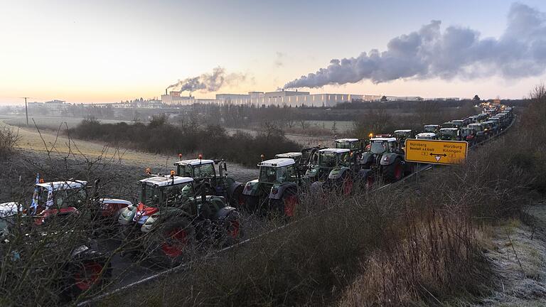 Rund 250 Landwirte starten mit ihren Traktoren von Iphofen über die Bundesstraße 8 zur Demonstration nach Nürnberg.