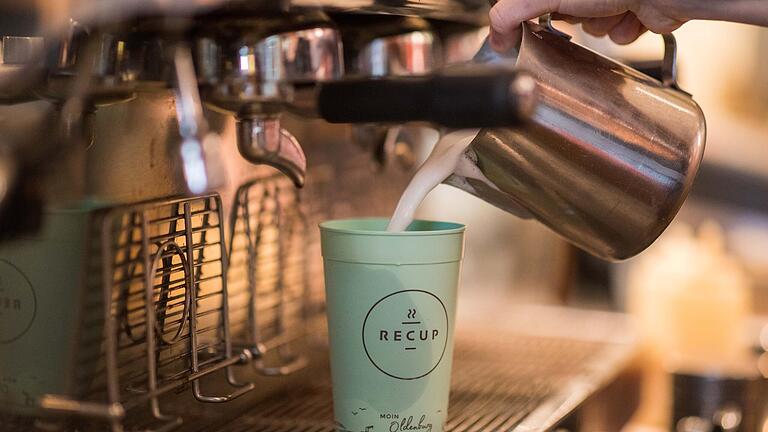 &nbsp;Ein Recup-Kaffee-Pfandbecher wird auf diesem Archivbild in einem Café befüllt. In Schweinfurt ist die Einführung eines einheitlichen Mehrwegbechers gescheitert, außerdem sind Anbieter ab 1. Januar 2023 ohnehin verpflichtet, Mehrwegsysteme zu haben.