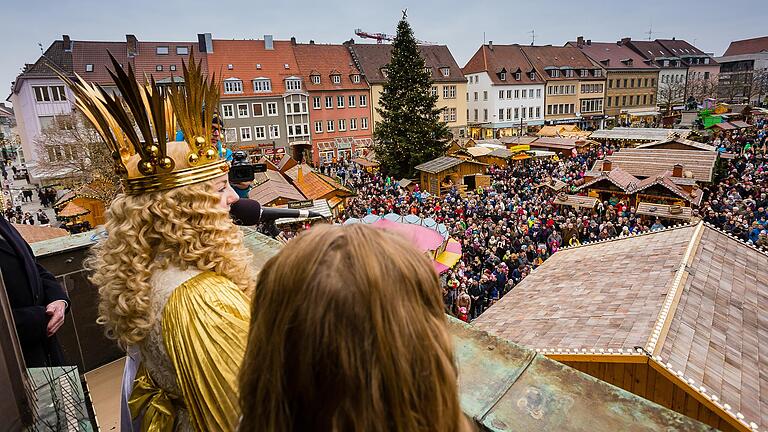 Jahr für Jahr ein Höhepunkt beim Schweinfurter Weihnachtsmarkt: Der Besuch des Nürnberger Christkinds, im Bild 2016.