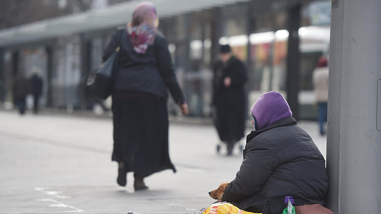 DSC_2330       -  BettlerThema Armut / Betteln / Bettler / Frieren / Kälte / Obdachlose - geshen in Augsburg / Königsplatz.Bild: Ulrich Wagner