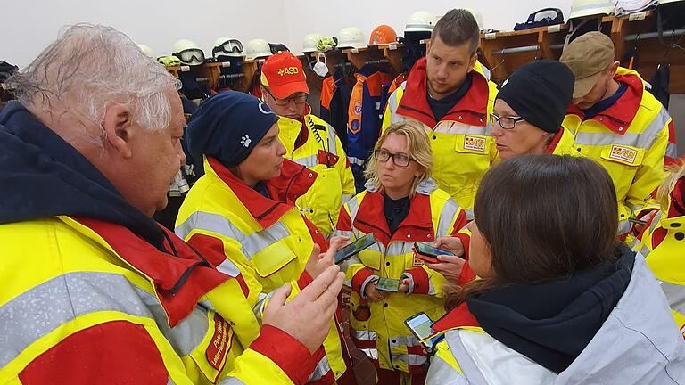 Die ASB Rettungshundestaffel Schweinfurt war bei einer Vermisstensuche im Landkreis Bad Kissingen im Einsatz. Der Vermisste konnte stark unterkühlt in ein Krankenhaus gebracht werden. Die ASB Rettungshundestaffel Schweinfurt war bei einer Vermisstensuche im Landkreis Bad Kissingen im Einsatz. Der Vermisste konnte stark unterkühlt in ein Krankenhaus gebracht werden.