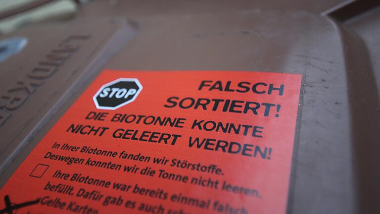 Biotonnen mit Abfall, der darin nichts zu suchen hat, bekommen einen roten Aufkleber. Sie bleiben stehen und werden nicht geleert. Biotonnen mit Abfall, der darin nichts zu suchen hat, bekommen einen roten Aufkleber. Sie bleiben stehen und werden nicht geleert.