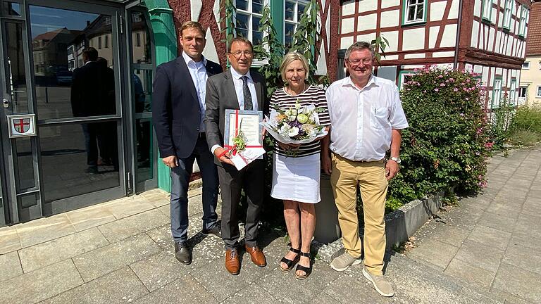 Stadtlauringens Bürgermeister Friedel Heckenlauer (2.v.l.) feierte 50. Dienstjubiläum. Auf dem Bild (v.l.) dritter Bürgermeister Heiko Zimny, Dagmar Heckenlauer und der frühere Staatssekretär Gerhard Eck. Stadtlauringens Bürgermeister Friedel Heckenlauer (2.v.l.) feierte 50. Dienstjubiläum. Auf dem Bild (v.l.) dritter Bürgermeister Heiko Zimny, Dagmar Heckenlauer und der frühere Staatssekretär Gerhard Eck.