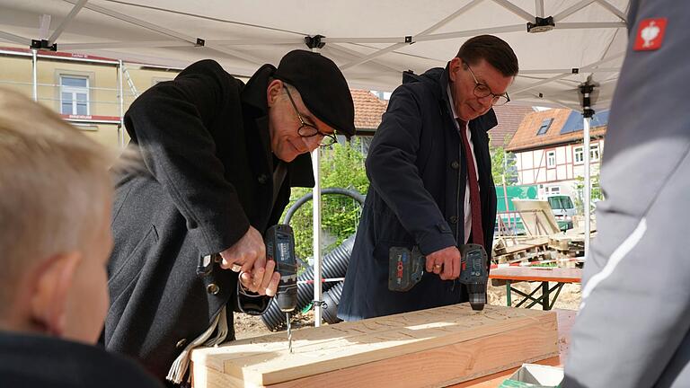 Bischof Franz Jung (links) und Bürgermeister Armin Warmuth legten im Garten des Pfarrzentrums Hammelburg Hand beim Nistkastenbau an. Bischof Franz Jung (links) und Bürgermeister Armin Warmuth legten im Garten des Pfarrzentrums Hammelburg Hand beim Nistkastenbau an. 