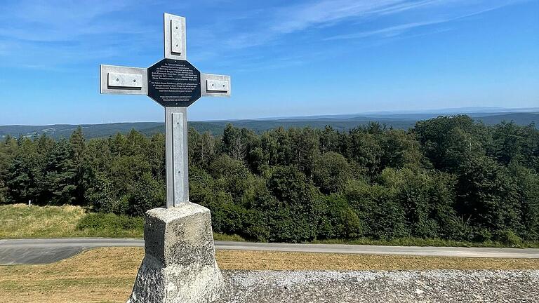Mit Aussichtsplattform und Gipfelkreuz: Nach Norden bietet die Sohlhöhe an schönen Tagen eine gute Aussicht Richtung Nordspessart und bis zur Rhön. Mit Aussichtsplattform und Gipfelkreuz: Nach Norden bietet die Sohlhöhe an schönen Tagen eine gute Aussicht Richtung Nordspessart und bis zur Rhön. 