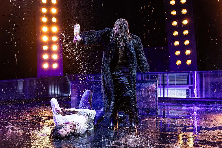Am Boden zerstört: Der Tambourmajor demütigt Woyzeck (von links: Leonard Pfeiffer und Johannes Schönberg) Am Boden zerstört: Der Tambourmajor demütigt Woyzeck (von links: Leonard Pfeiffer und Johannes Schönberg)