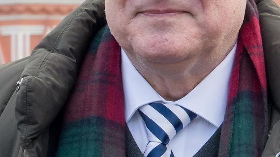 Horst Seehofer reist nach Moskau       -  Der bayerische Ministerpräsident Horst Seehofer (CSU) besuchte am Freitag kurz vor Ende seiner dreitägigen Russland-Reise den Roten Platz in Moskau. Im Hintergrund steht die St. Basilius-Kirche.