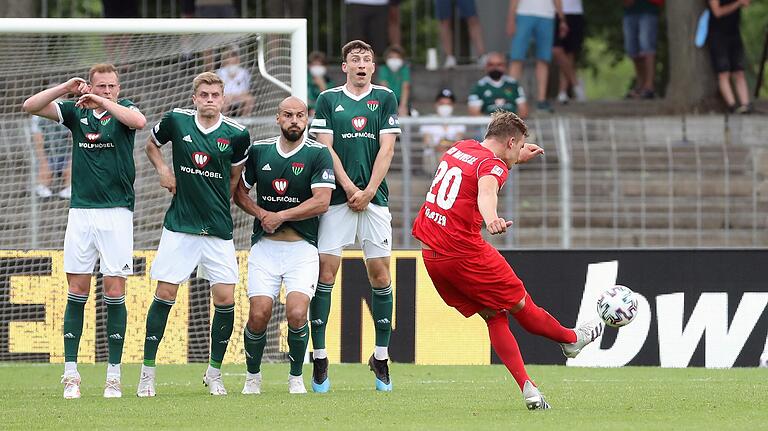 Tobias Fölsters spätes Freistoß-Tor im Willy-Sachs-Stadion war nicht das erste, das den TSV jubeln ließ. Schon 1990 war eine Standardsituation entscheidend. Tobias Fölsters spätes Freistoß-Tor im Willy-Sachs-Stadion war nicht das erste, das den TSV jubeln ließ. Schon 1990 war eine Standardsituation entscheidend. 