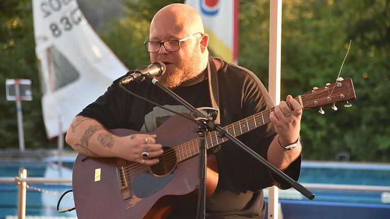 Stimme, Gitarre, Cajon: Andreas Kümmert begeistert das Publikum beim Konzert im Waldbad in Lengfurt.
