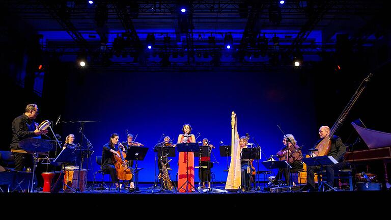 Die Lautten Compagney Berlin mit Saxofonistin Asya Fateyeva auf der Bühne der Blauen Halle. Die Lautten Compagney Berlin mit Saxofonistin Asya Fateyeva auf der Bühne der Blauen Halle.