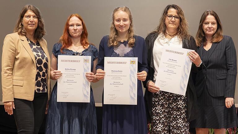 Übergabe der Meisterbriefe für Hauswirtschaft: Ministerialrätin Andrea Seidl mit Britta Promp, Theresa Korn, Ute Braun und Regierungspräsidentin Kerstin Engelhardt-Blum (von links).