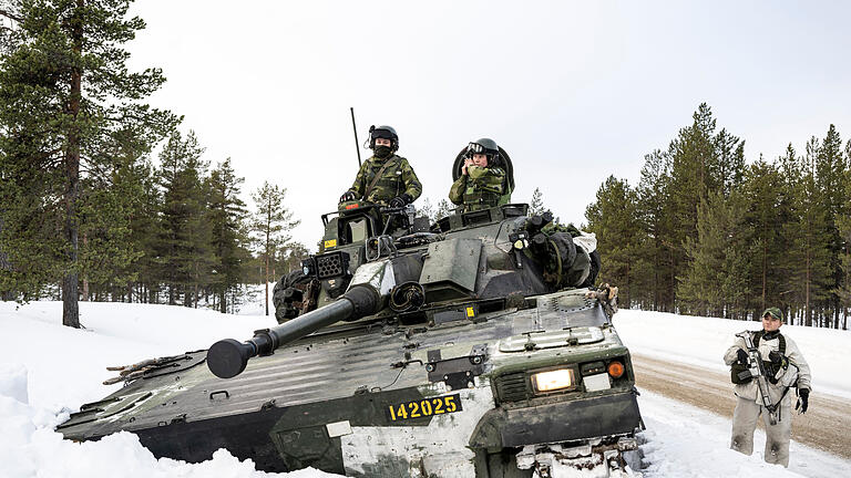 Militärübung Nordic Response in Finnland.jpeg       -  05.03.2024, Finnland, Hetta: Schwedische Soldaten auf einem Panzer nehmen an einer gemeinsamen Übung mit finnischen Jagdeinheiten teil. Die Übung ist Teil von Nordic Response. Die NATO hat am 04.03.2024 mit einer Übung zur Verteidigung ihres neu erweiterten nordischen Territoriums begonnen. Mehr als 20.000 Soldaten aus 13 Nationen nehmen an einer fast zweiwöchigen Übung in den nördlichen Regionen Finnlands, Norwegens und Schwedens teil. Foto: Anders Wiklund/TT/TT News Agency/AP/dpa +++ dpa-Bildfunk +++