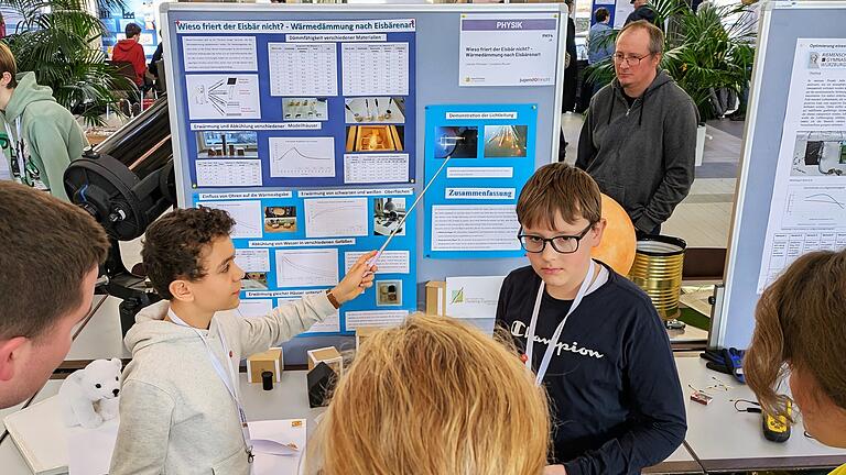 Jugend forscht in Bad Kissingen 2025 - Leander Mohadjer (links) und Constantin Reuter, Gymnasiasten aus Aschaffenburg, wurden mit ihrem Projekt „Wärmedämmung nach Eisbären-Art“ die Junior-Sieger in der Kategorie Physik. Jugend forscht in Bad Kissingen 2025 - Leander Mohadjer (links) und Constantin Reuter, Gymnasiasten aus Aschaffenburg, wurden mit ihrem Projekt „Wärmedämmung nach Eisbären-Art“ die Junior-Sieger in der Kategorie Physik.