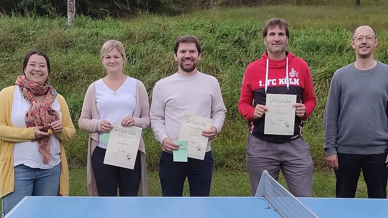 Im Bild die Teilnehmer: Melanie Schnitzler, die drei Erstplatzierten Michaela Väth, Manuel Väth, Andreas Lannig und Abteilungsleiter Tischtennis Thomas Müller.