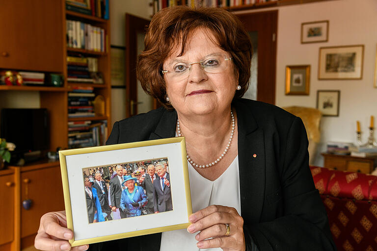 Erinnerung: Margit Rotter mit ihrem Foto vom Besuch der Queen 2015 in Frankfurt.&nbsp;