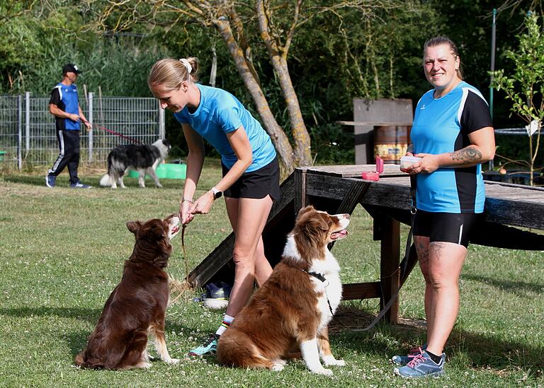 Für eine gute Leistung gehört die Belohnung dazu, hier Sabrina Coufal aus Sand mit ihrem zwölfjährigen 'Brownie' (rechts) sowie Marike Holland-Frömel aus Forchheim mit ihrem zehnjährigen 'Gin'.