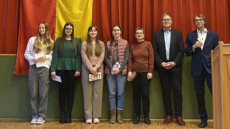 Ehrungen beim Neujahrsempfang: Das Bild zeigt (von links) Laura-Marie Eckoff, Lilli Dörr, Barbara und Johanna Geiger, Pfarrerin Beate Krämer, Manfred Layh und Bürgermeister Jürgen Schulz.